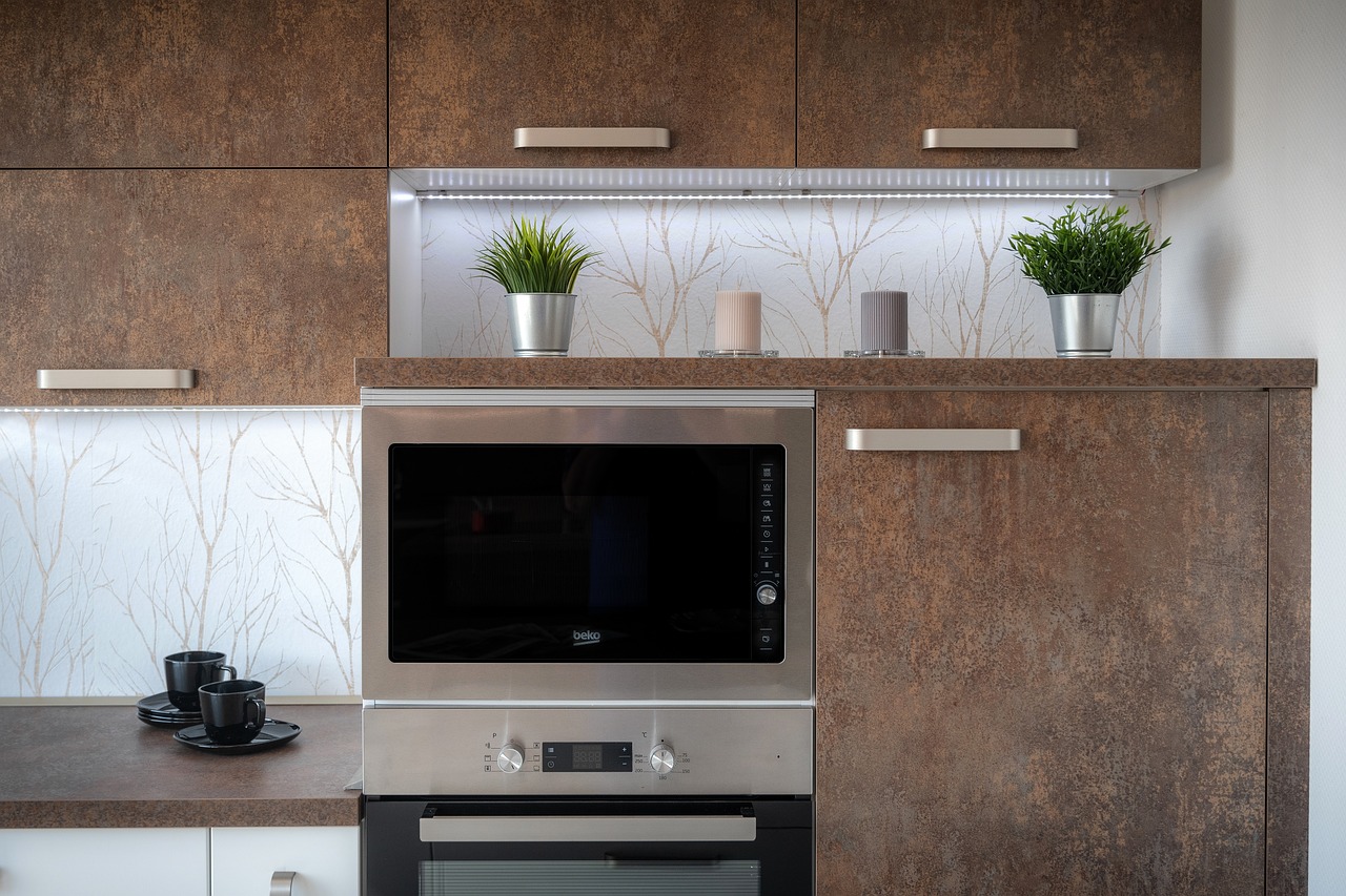 Modern kitchen with wood elements and plants
